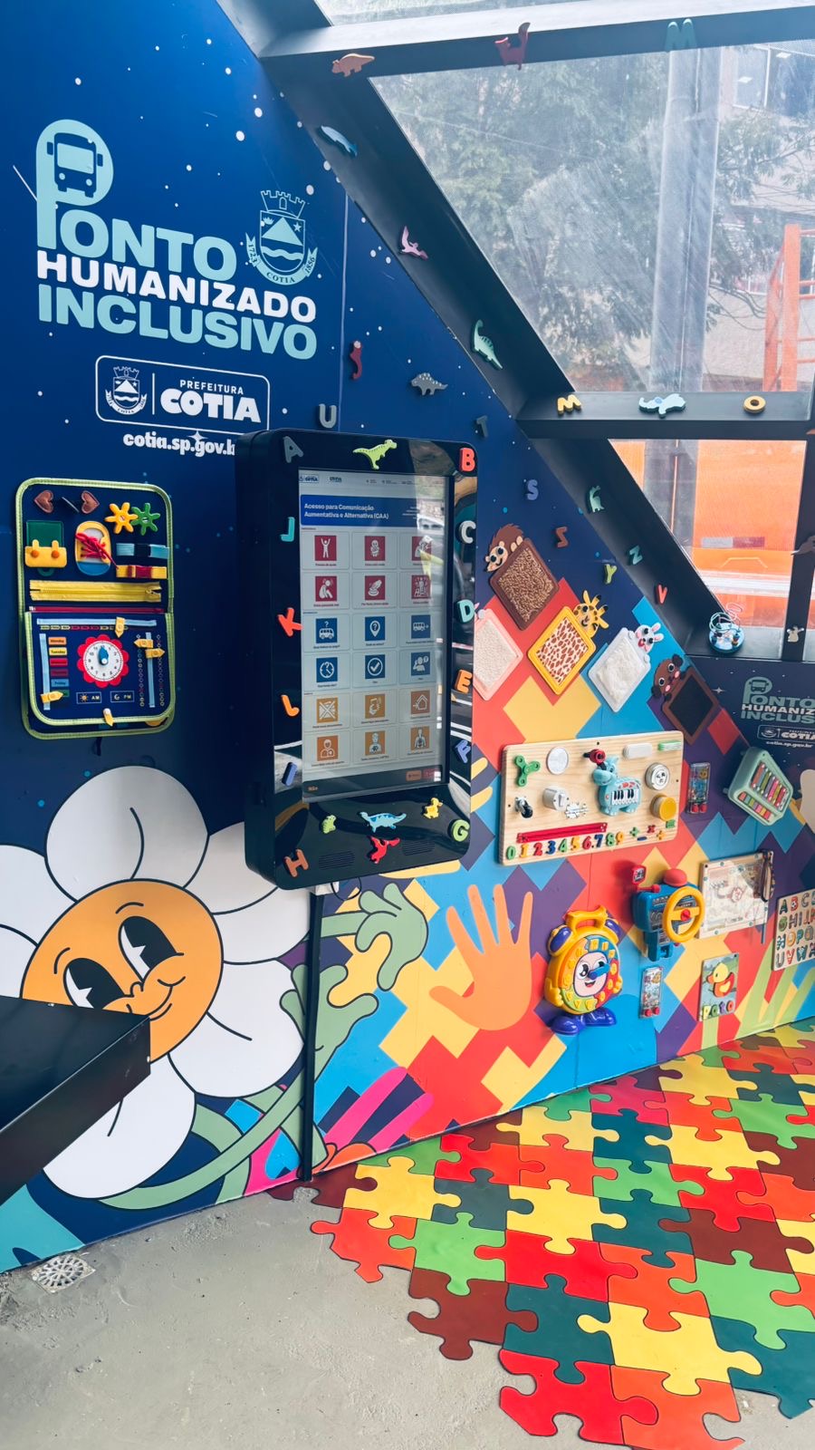Usuário utilizando o Mini Totem Touchscreen da AdPlay em Cotia